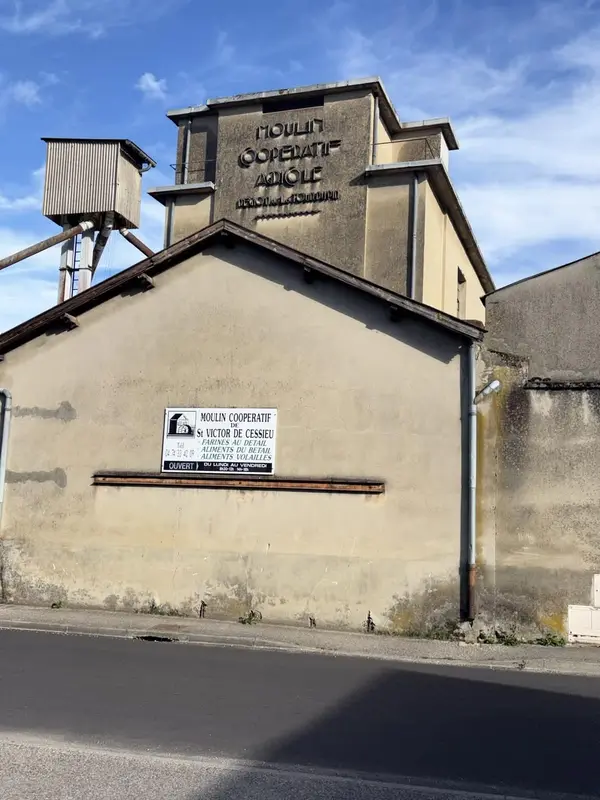 Façade du moulin coopératif de Saint-Victor-de-Cessieu, tour de stockage avec l'inscription « Moulin Coopératif Agricole »